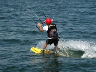 Apprendre à maitriser la pratique du Kite Surf